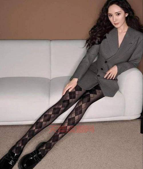 春天穿丝袜怎么搭配好看？这样穿搭让你魅力十足！