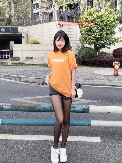 春天穿丝袜怎么搭配好看？这样穿搭让你魅力十足！